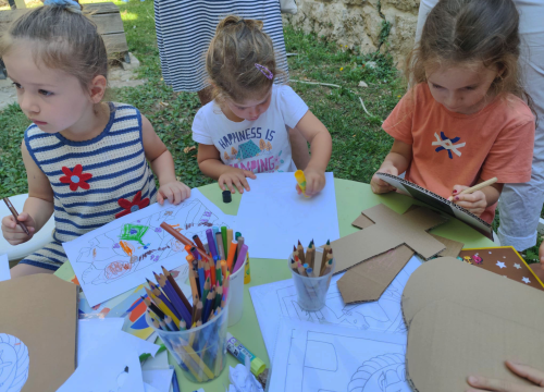 Fotografija 11 - Mališani izrađivali mačeve i štitove ispred šibenskog Muzeja