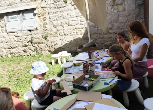 Fotografija 1 - Mališani izrađivali mačeve i štitove ispred šibenskog Muzeja