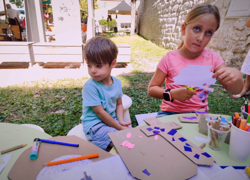 Fotografija 15 - Mališani izrađivali mačeve i štitove ispred šibenskog Muzeja
