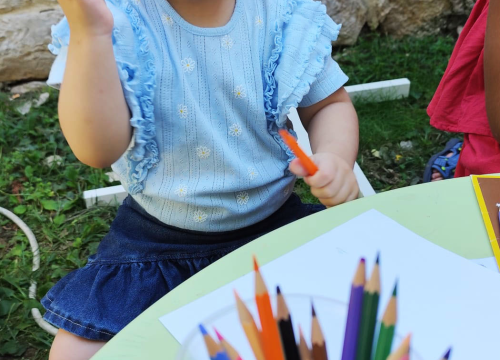 Fotografija 3 - Mališani izrađivali mačeve i štitove ispred šibenskog Muzeja