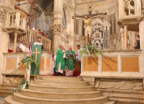 Fotografija 7 - Na misnom slavlju u katedrali sv. Jakova podijeljeni kanonski mandati vjeroučiteljima i odgojiteljima u vjeri