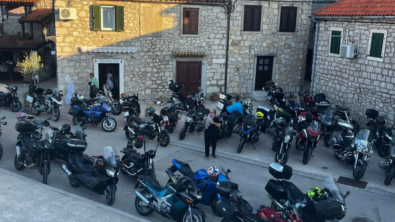 Tribunj danas postaje središte moto zabave. 16. Moto-party ove godine posvećen osnivaču Predragu Novkoviću