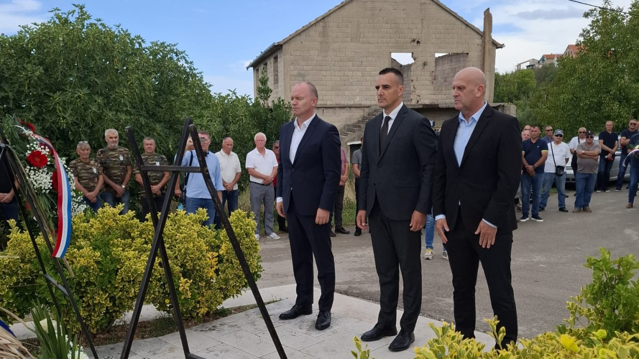 U Velikoj Glavi položeni vijenci u spomen na poginule branitelje