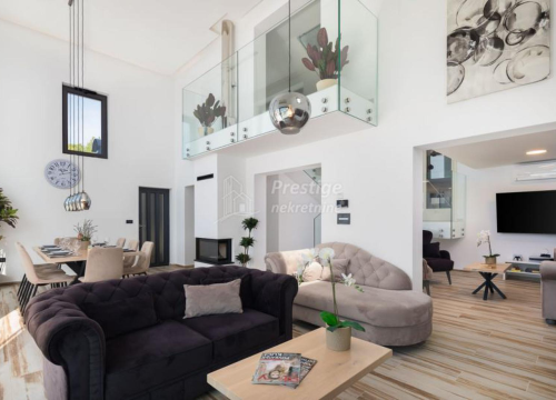 Fotografija 9 - Vila iz snova na prodaju u Žaboriću: 12 soba, terasa s jacuzzijem, privatni sportski teren...