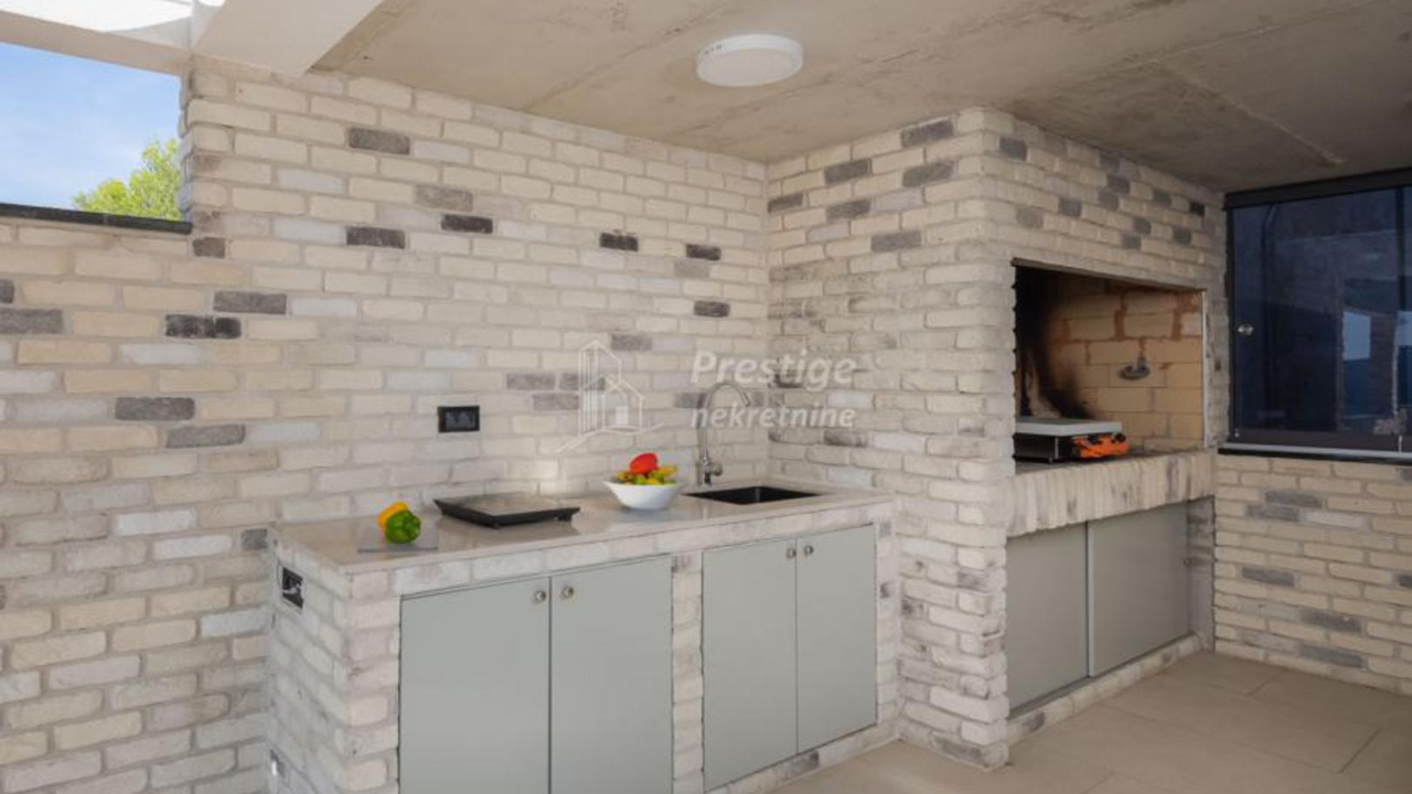 Vila iz snova na prodaju u Žaboriću: 12 soba, terasa s jacuzzijem, teretana, sportski teren...