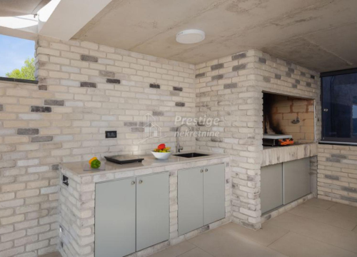 Fotografija 1 - Vila iz snova na prodaju u Žaboriću: 12 soba, terasa s jacuzzijem, privatni sportski teren...