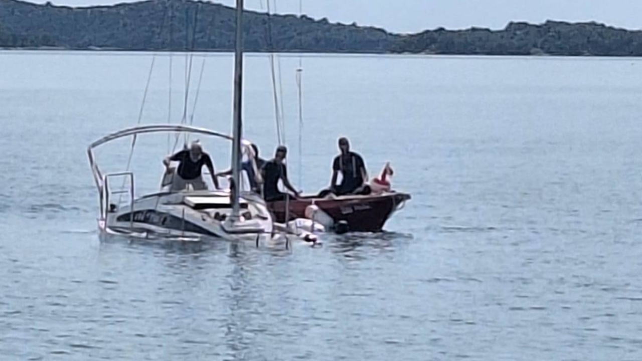 Vatrogasci DVD-a Brodarica -Krapanj ispumpavali potopljenu jedrilicu