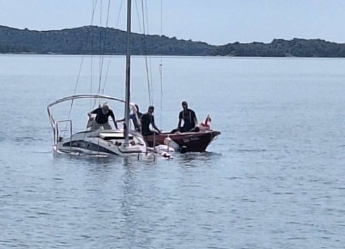 Fotografija 1 - Vatrogasci DVD-a Brodarica -Krapanj ispumpavali potopljenu brodicu