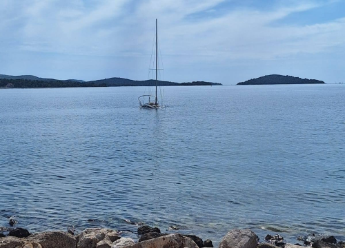 Fotografija 2 - Vatrogasci DVD-a Brodarica -Krapanj ispumpavali potopljenu brodicu