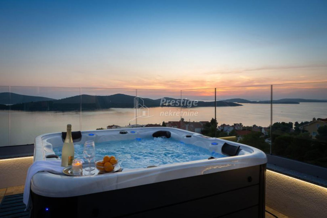 Vila iz snova na prodaju u Žaboriću: 12 soba, terasa s jacuzzijem, privatni sportski teren...