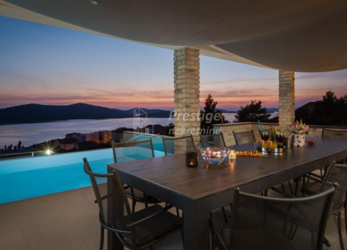 Fotografija 4 - Vila iz snova na prodaju u Žaboriću: 12 soba, terasa s jacuzzijem, privatni sportski teren...