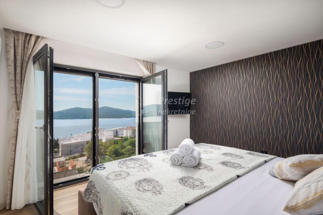 Vila iz snova na prodaju u Žaboriću: 12 soba, terasa s jacuzzijem, privatni sportski teren...