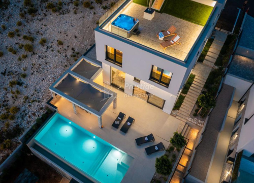 Fotografija 17 - Vila iz snova na prodaju u Žaboriću: 12 soba, terasa s jacuzzijem, privatni sportski teren...