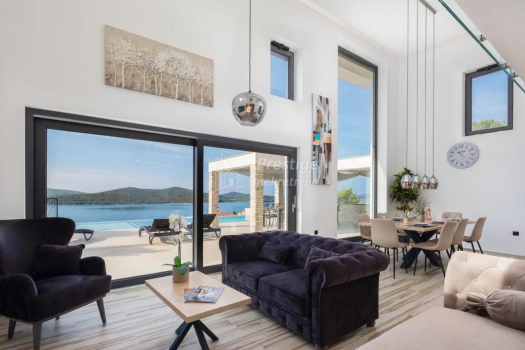 Vila iz snova na prodaju u Žaboriću: 12 soba, terasa s jacuzzijem, privatni sportski teren...