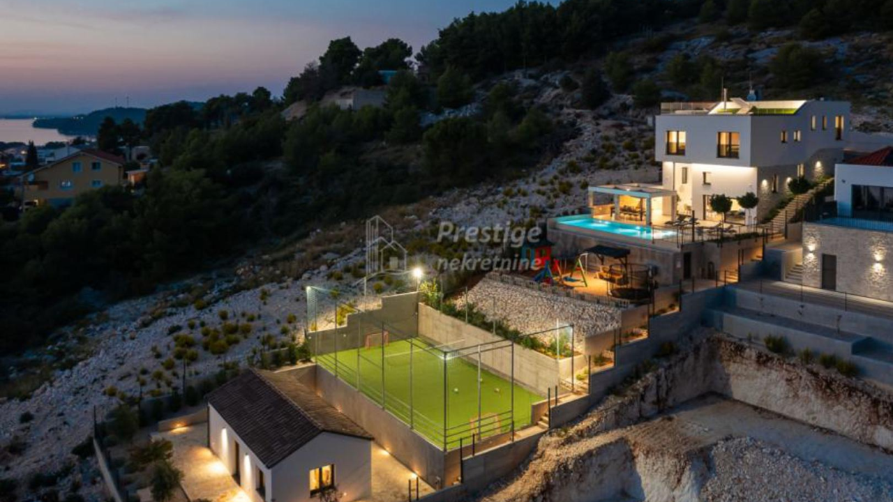 Vila iz snova na prodaju u Žaboriću: 12 soba, terasa s jacuzzijem, teretana, sportski teren...