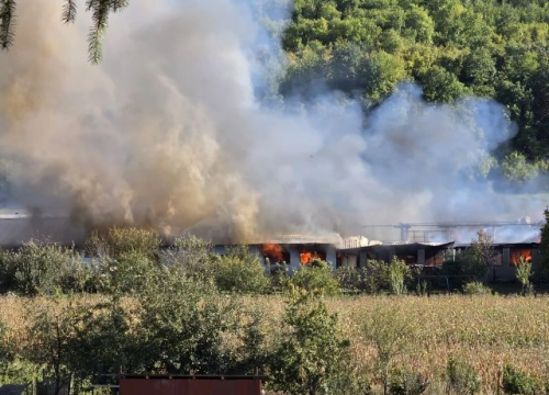 Gori tvornica stolarije u Slavoniji, vatrogasci se bore s vatrenom stihijom
