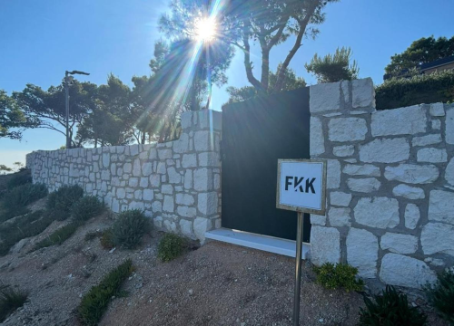 Ilegalni kamp na Murteru oslikava sav apsurd pravnog sustava: Naređeno rušenje, a investitor uredio kućice