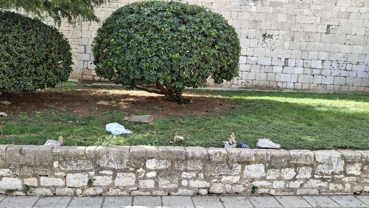 Ispred OŠ Fausta Vrančića nakon marende... ostaci. Mogli bi 'okriviti' odgoj, ali zapravo nema kanti za smeće