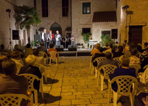 Večeras na Maloj loži koncert klape Adria uz poeziju Lorente Fuštin