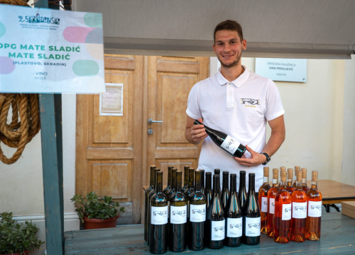 Fotografija 1 - OPG Mate Sladića nastavlja djedovu priču