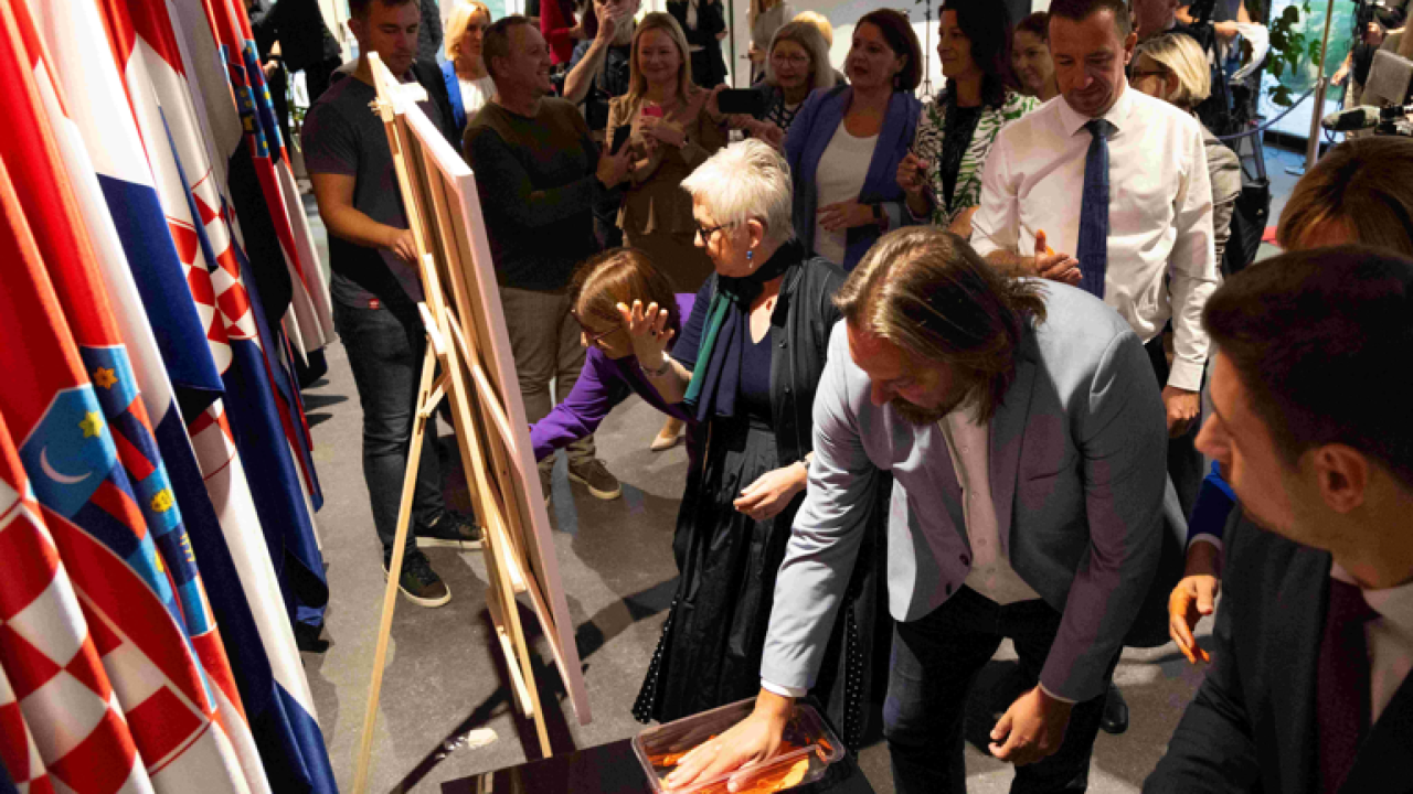 Zastupnici otiscima dlanova na platnu simbolički poručili 'Stop nasilju nad ženama'