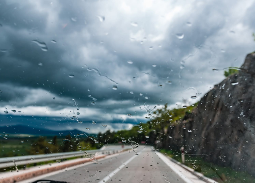 Vozači, oprez: Prometne nesreće na autocestama, kolnici mokri i skliski, vozi se uz zastoje