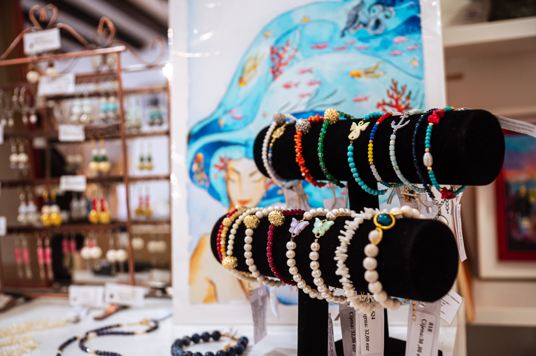 FOTO Iskoristite listopadske popuste na umjetnička djela i unikatnu odjeću u Galeriji Juraj Dalmatinac