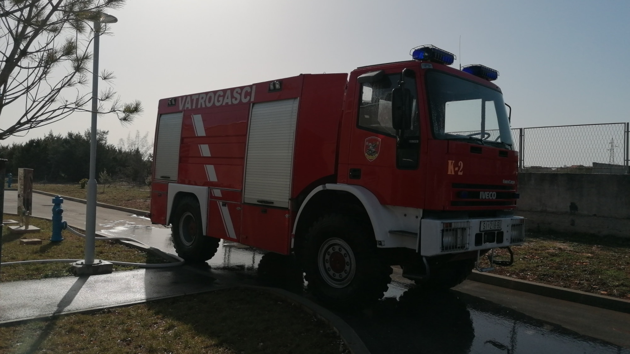 Danas planuo požar kod Kistanja. Vatrogasci ga brzom reakcijom uspješno ugasili