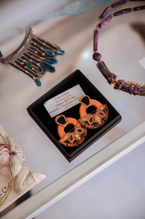 FOTO Iskoristite listopadske popuste na umjetnička djela i unikatnu odjeću u Galeriji Juraj Dalmatinac