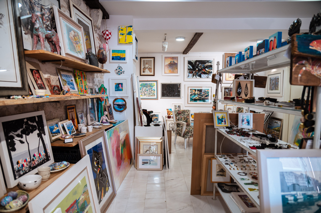 FOTO Iskoristite listopadske popuste na umjetnička djela i unikatnu odjeću u Galeriji Juraj Dalmatinac