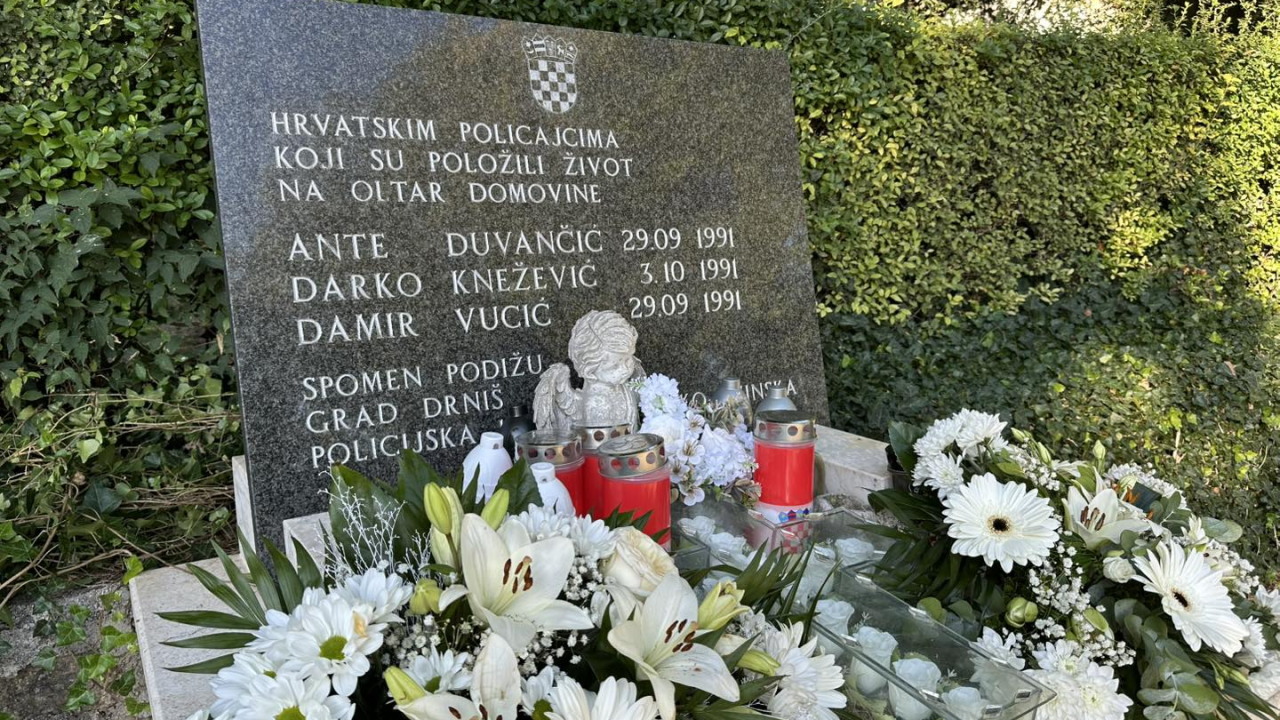 Odana počast poginulim hrvatskim braniteljima i policajcima u Drnišu