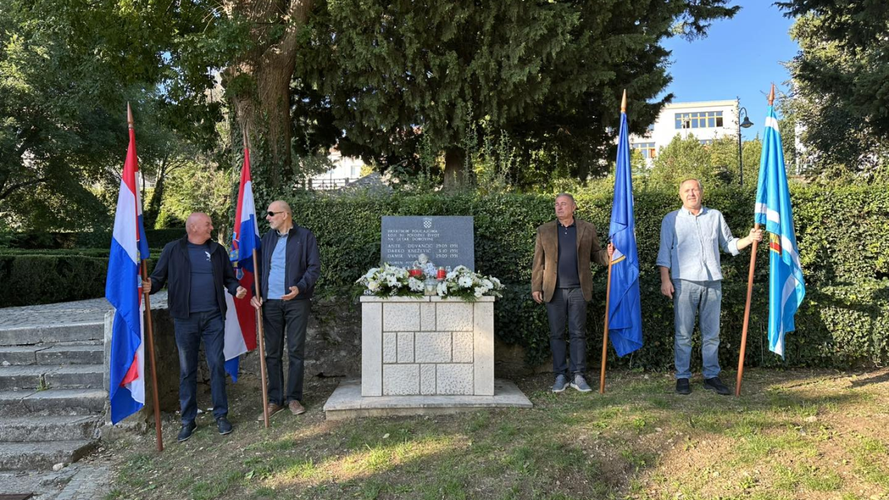 Odana počast poginulim hrvatskim braniteljima i policajcima u Drnišu