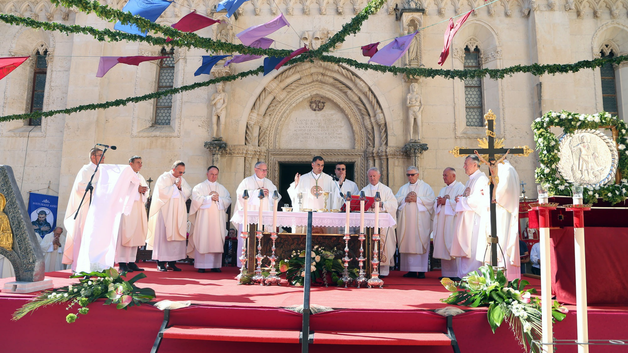 Misno slavlje kod Katedrale predvodio dubrovački biskup Glasnović: 'Zajedno s vama osjećam ljepotu ovog dana i svečanosti'