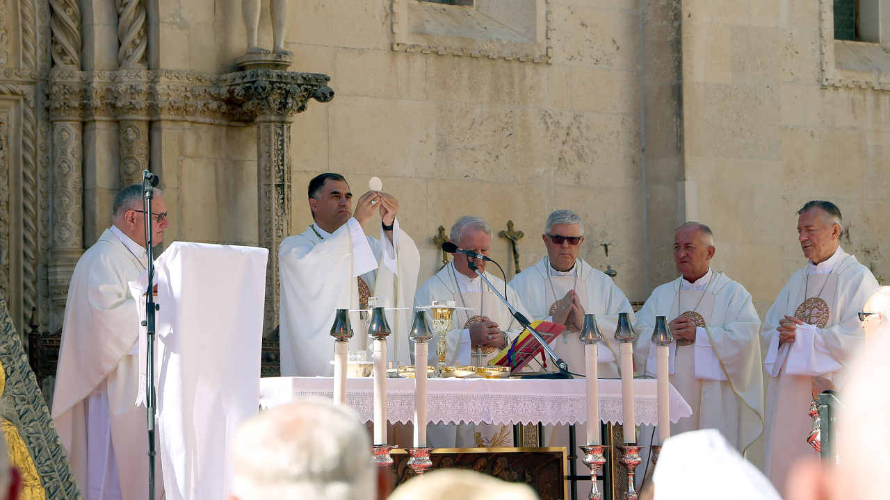 Misno slavlje kod Katedrale predvodio dubrovački biskup Glasnović: 'Zajedno s vama osjećam ljepotu ovog dana i svečanosti'