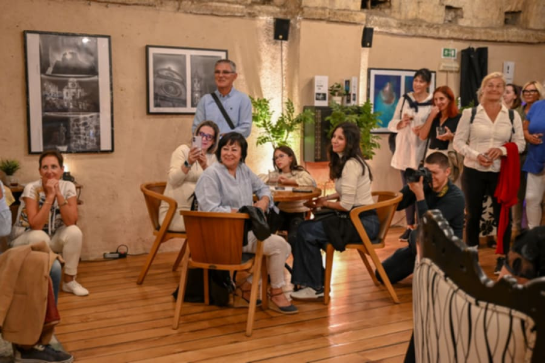 Fotografijama u čast Šibeniku: U galeriji Azimuta otvorena izložba Mirande Trklje