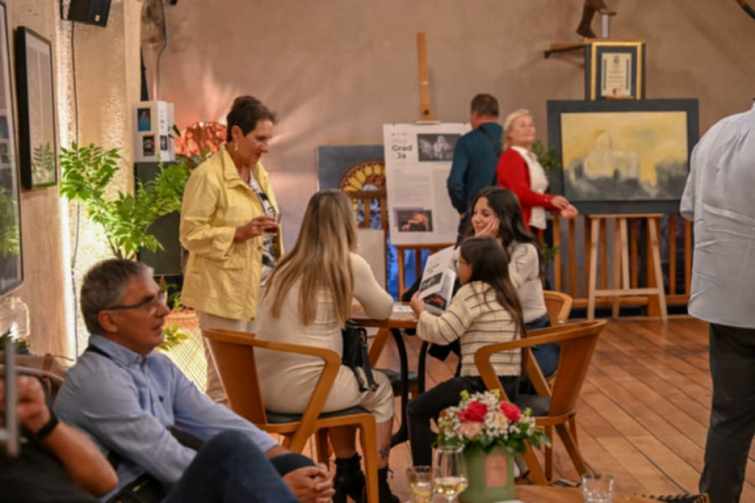 Fotografijama u čast Šibeniku: U galeriji Azimuta otvorena izložba Mirande Trklje