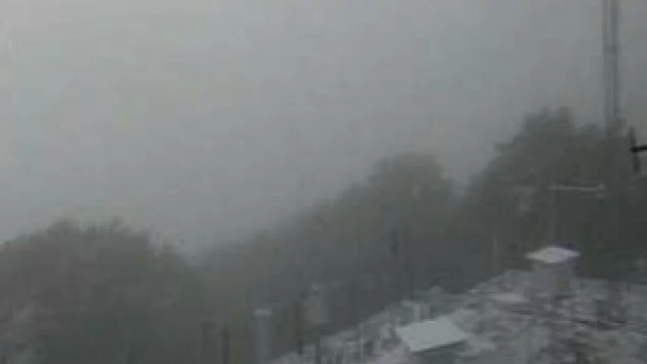 Zavižan se zabijelio, a večeras se čuvajte jake i olujne bure diljem obale