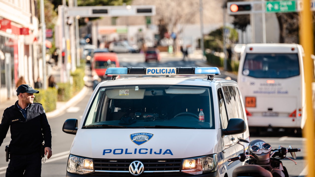 Maloljetnik na neregistriranim mopedom prošao kroz crveno u Šibeniku, predložen sudski ukor