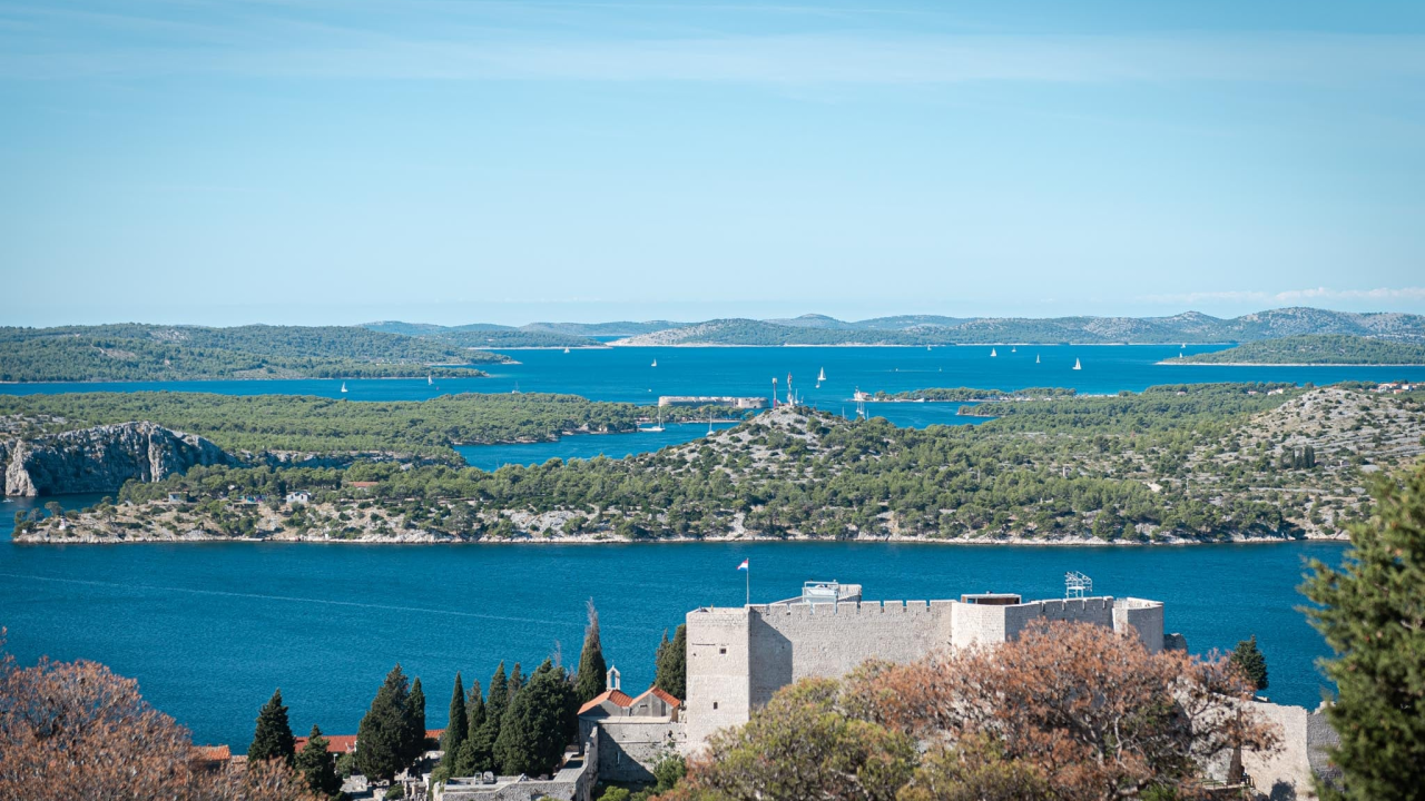 Sunčano i prohladno uz jaku buru