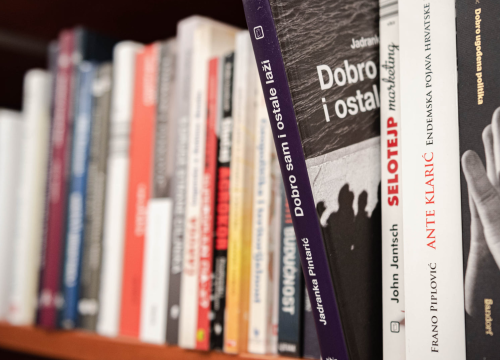 Pop-up sajam knjiga ispred Azimuta