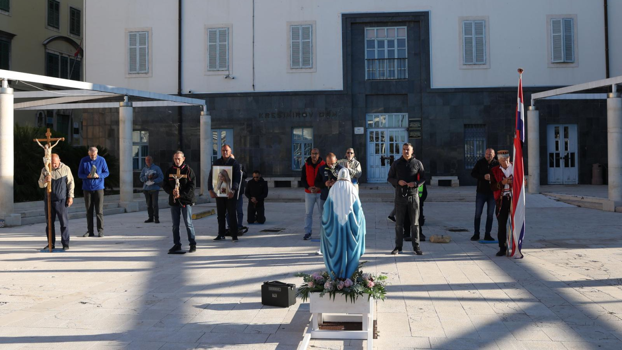 Muškarci u centru Šibenika mole za duhovne autoritete, predbračnu čistoću i čednost