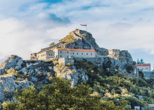 Knin domaćin izložbe 'Et post mortem vita': Priča o životu i smrti u kasnoantičkoj Dalmaciji