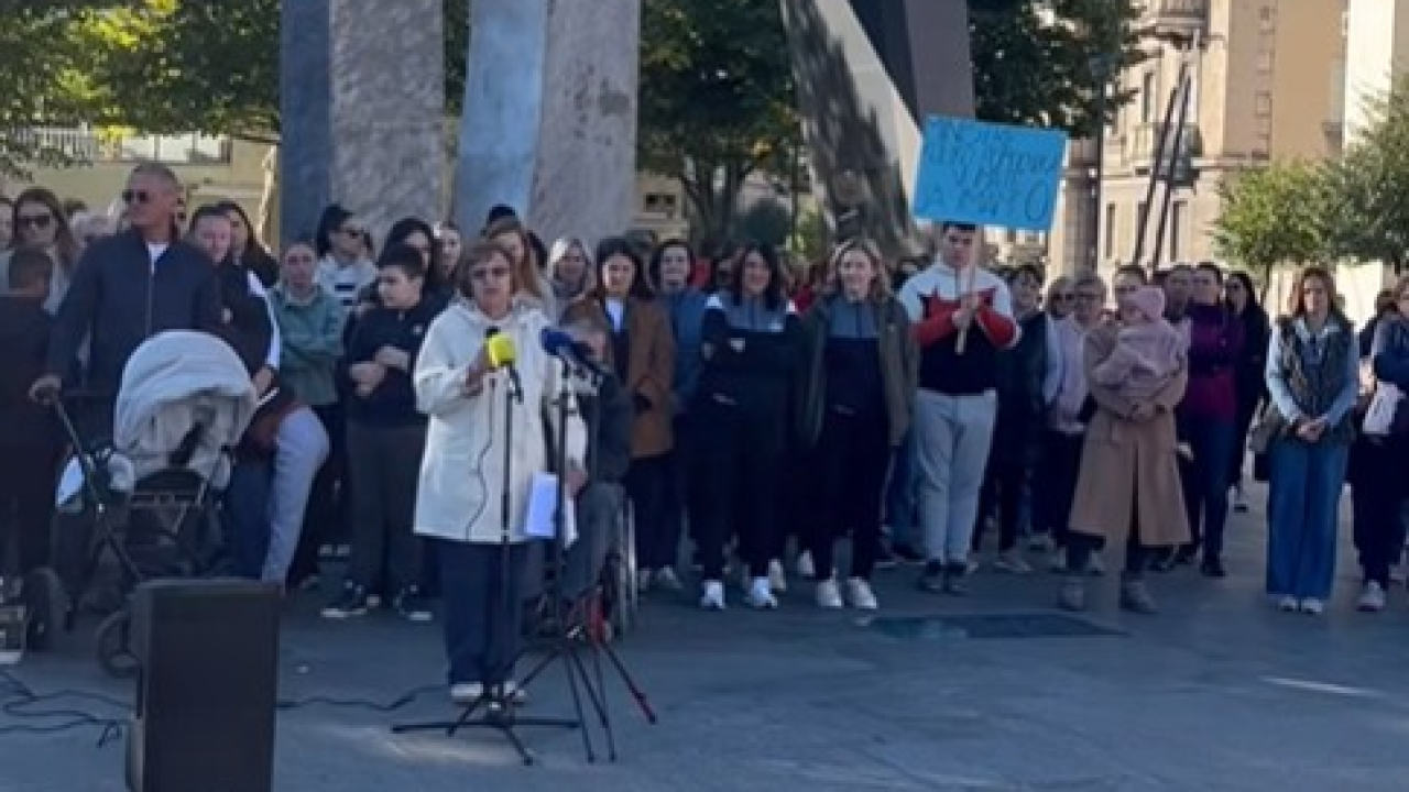 Roditelji učenika prosvjedovali u Kninu zbog otpuštanja pomoćnika u nastavi: 'Naša djeca imaju pravo na asistente'