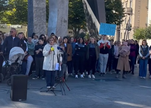 Roditelji učenika prosvjedovali u Kninu zbog otpuštanja pomoćnika u nastavi: 'Naša djeca imaju pravo na asistente'
