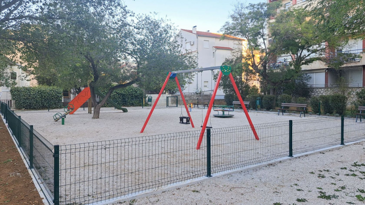 Zajedničkom inicijativom učenika i umirovljenika obnovljeno dječje igralište u Šibeniku