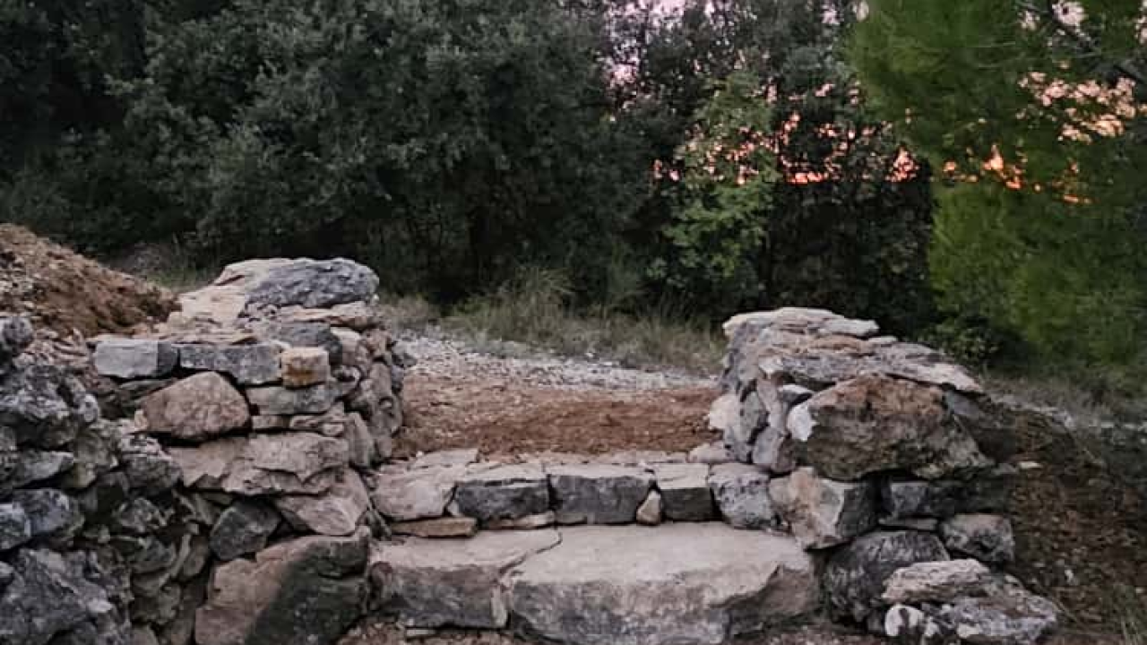 Vrijedna vodna oaza na Zlarinu: Lokva Gnjilovača dobila novu nadu zahvaljujući vrijednim rukama volontera