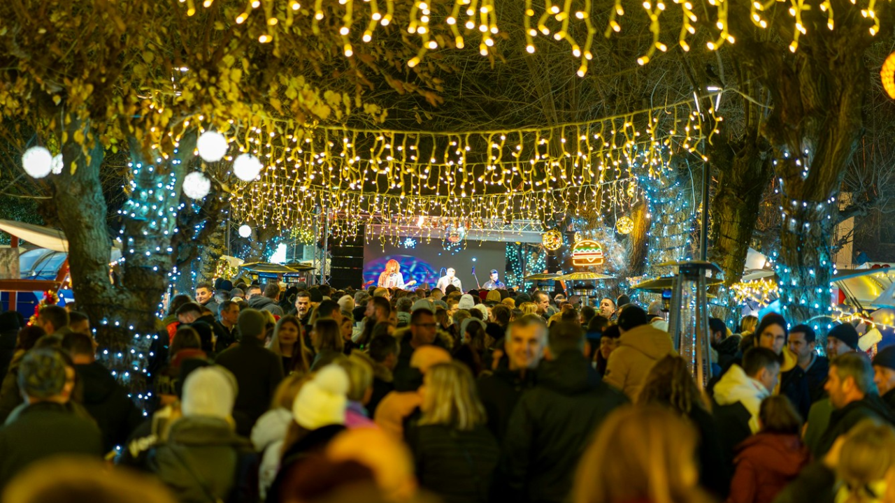 Vodice su već spremne za Advent: U prosincu će 'grijati' Maja Šuput, TBF, Giuliano, Vojko V i Neno Belan