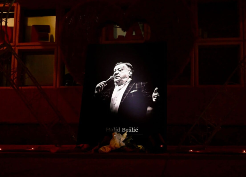 Fotografija 4 - Sarajevo se oprašta od Halida Bešlića: Brojni građani uz suze i pjesmu odaju počast legendarnom pjevaču