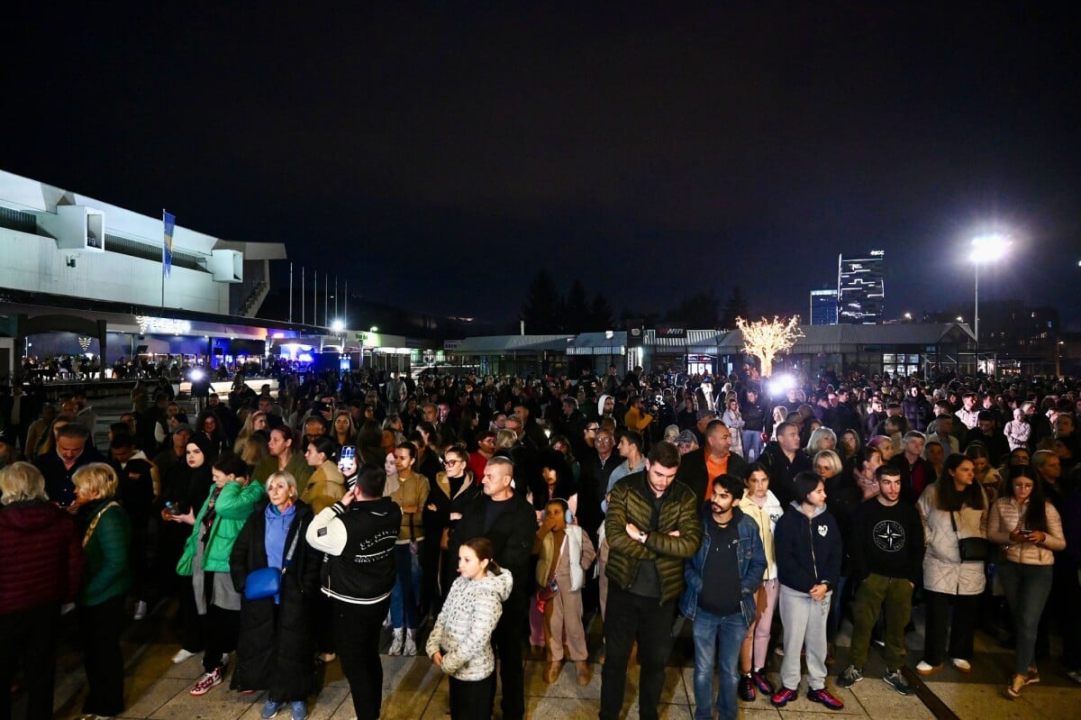 Sarajevo se oprašta od Halida Bešlića: Brojni građani uz suze i pjesmu odaju počast legendarnom pjevaču