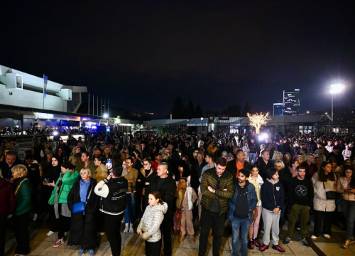 Fotografija 6 - Sarajevo se oprašta od Halida Bešlića: Brojni građani uz suze i pjesmu odaju počast legendarnom pjevaču